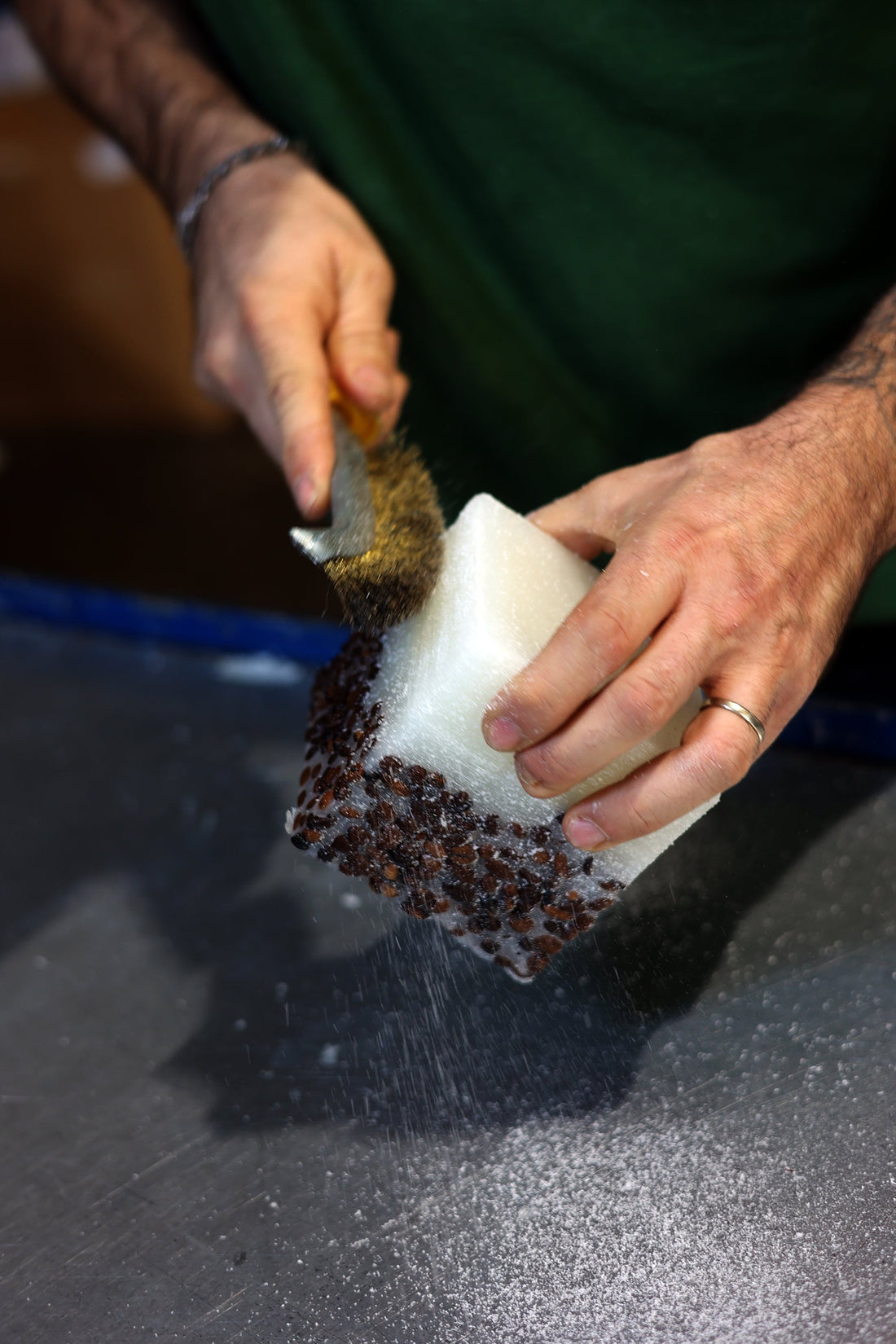 Dalla materia alla luce: il vero valore del fatto a mano